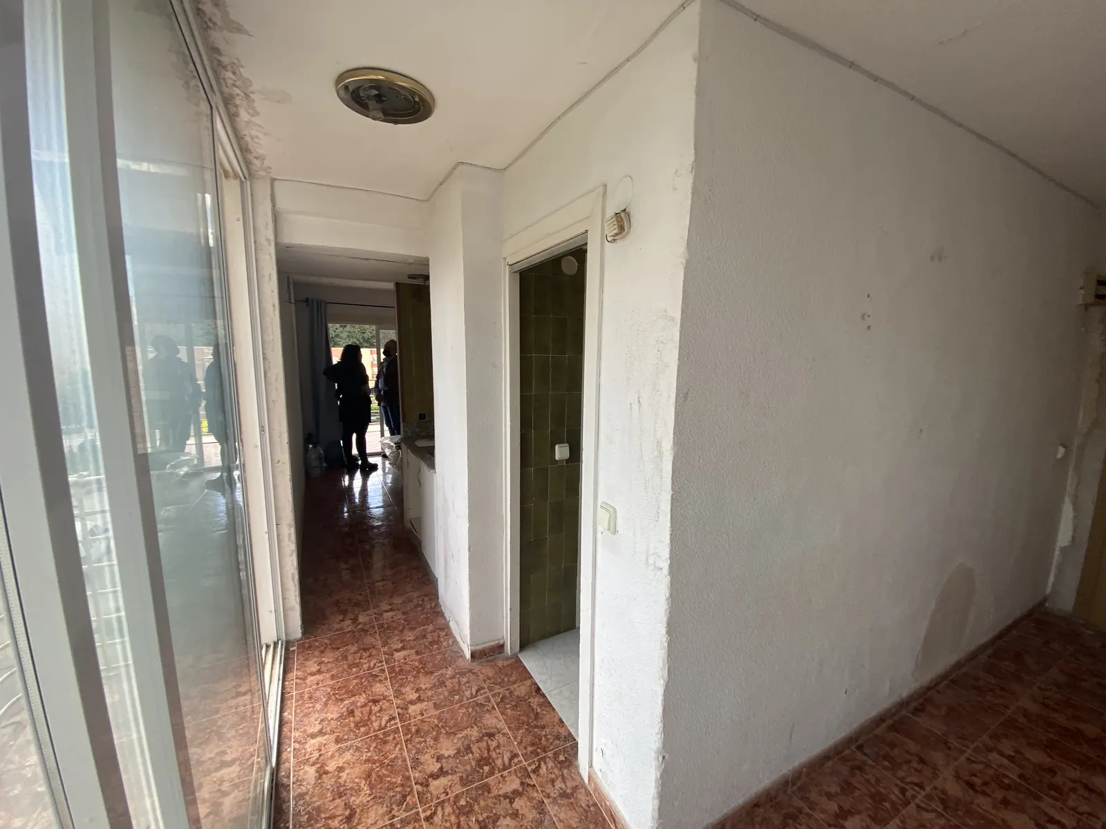 Avant travaux : couloir et carrelage ancien du studio