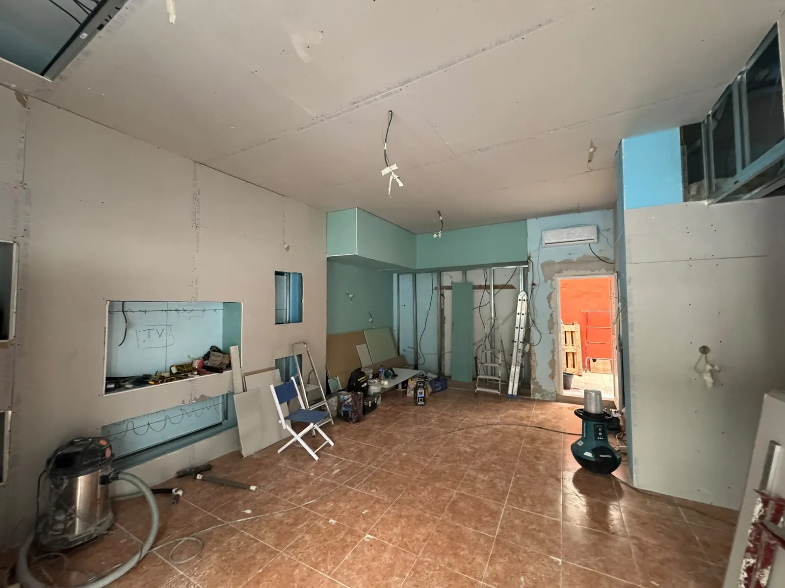 Avant travaux : local commercial vide et abîmé