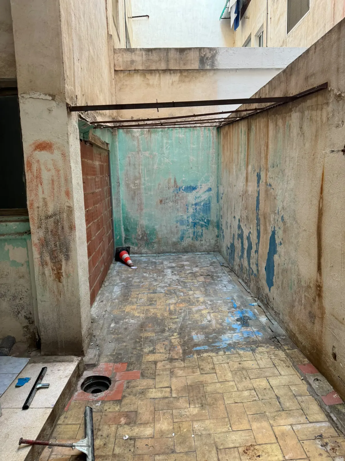 Avant travaux : patio intérieur dégradé