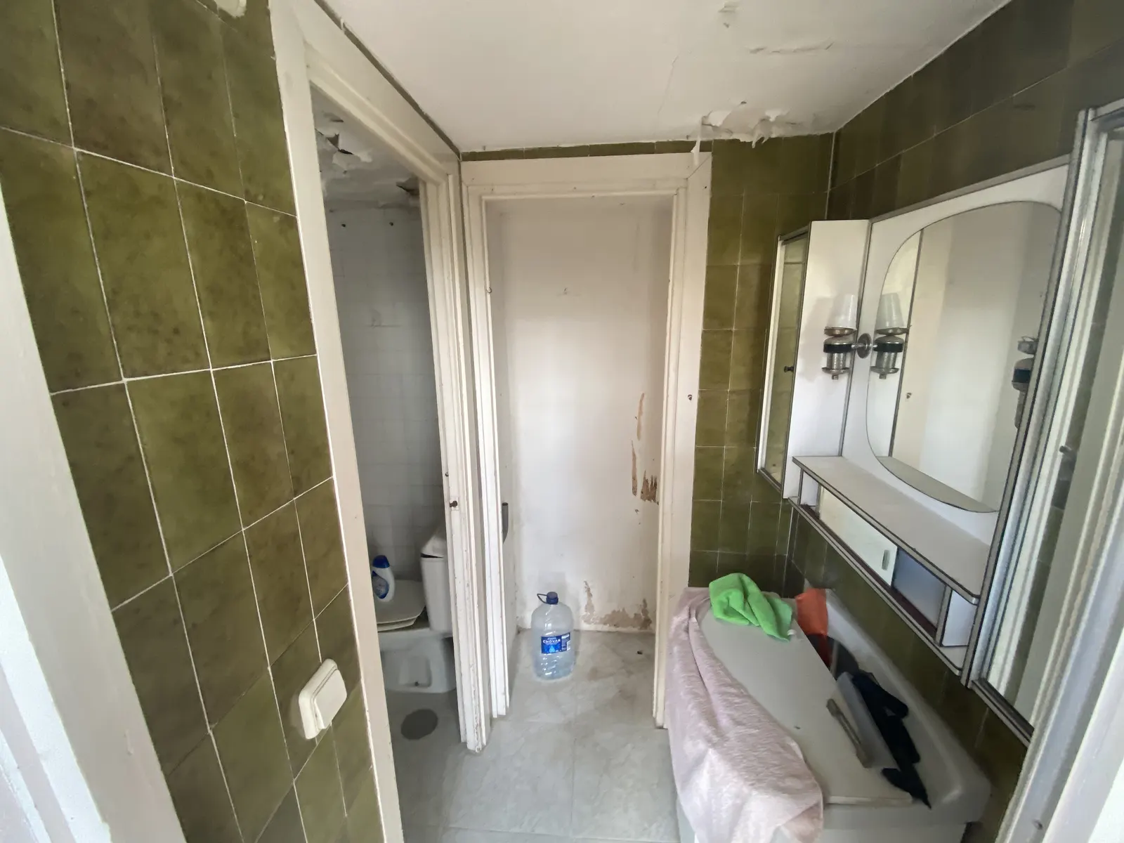 Avant travaux : salle de bain ancienne avec faïence verte