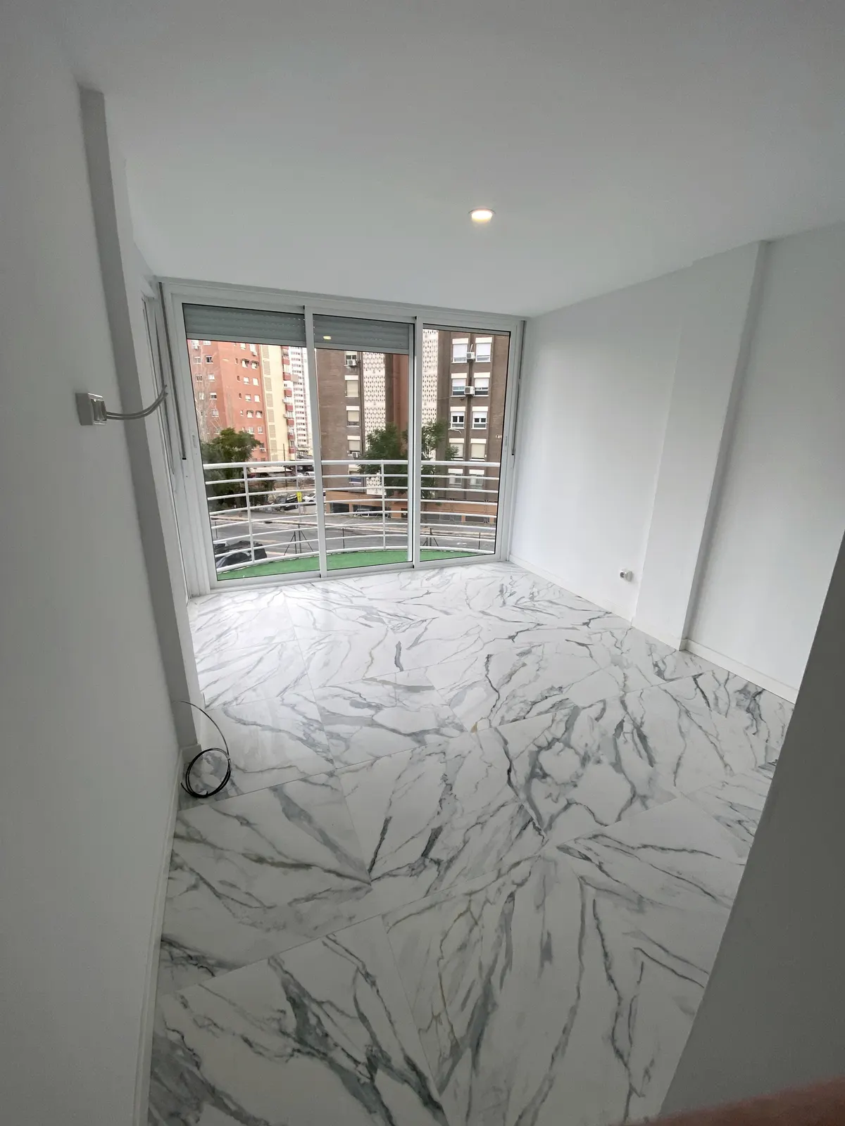 Après travaux : séjour lumineux avec sol effet marbre